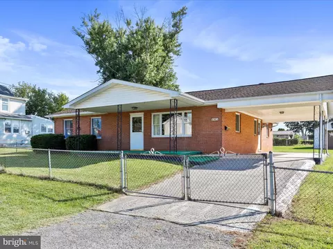 205 S George St, Ranson, WV 25438 photo 3