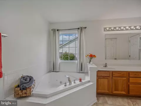 Bath - 76 Peter Rabbit Dr, Ranson, WV 25438 photo 2 of 4