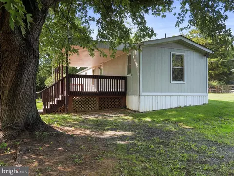 81 Villa Ln, Charles Town, WV 25414