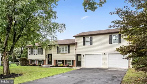 1086 Tuscawilla Dr, Charles Town, WV 25414