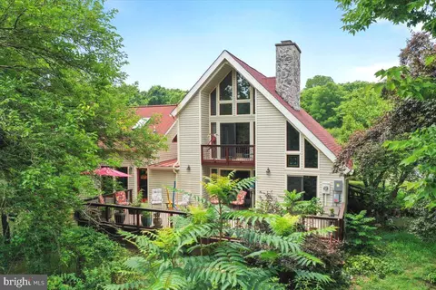 881 Elk Run Estates Dr, Harpers Ferry, WV 25425