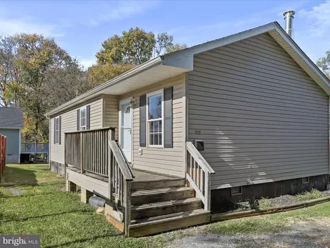 303 Hessey St, Charles Town, WV 25414