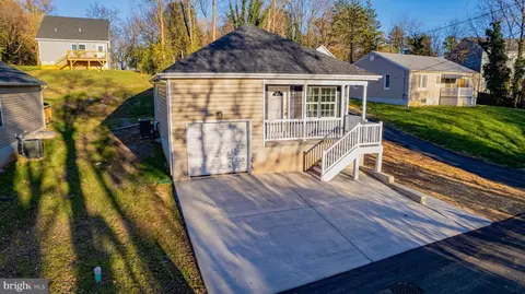 817 George St S, Charles Town, WV 25414
