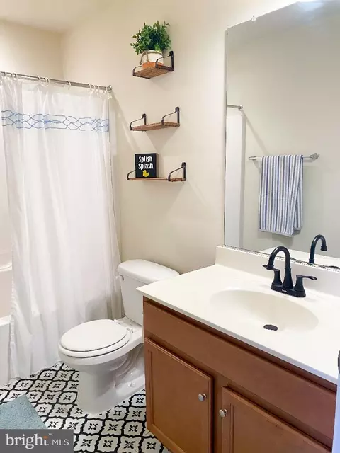 Bath - 26 Baltic Ln, Ranson, WV 25438 photo 4 of 4