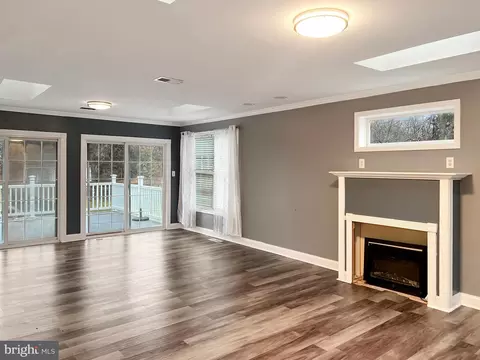 Living - 84 Sybil Ct, Shepherdstown, WV 25443 photo 6 of 15