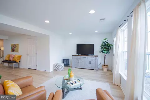 Living - 27 Baltic Ln, Ranson, WV 25438 photo 5 of 5