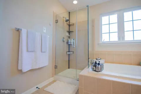 Bath - 27 Baltic Ln, Ranson, WV 25438 photo 1 of 2