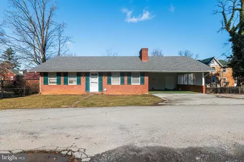 102 E Avis St, Charles Town, WV 25414