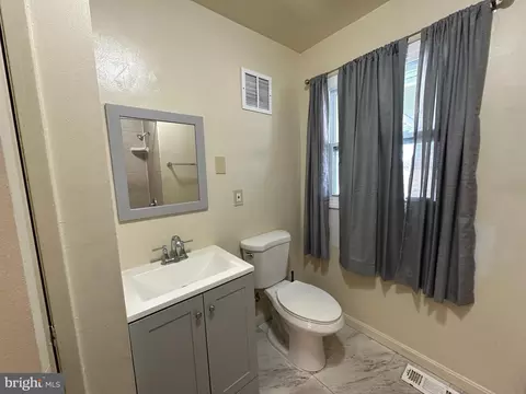 Bath - 814 Reymann St N, Ranson, WV 25438 photo 1 of 1
