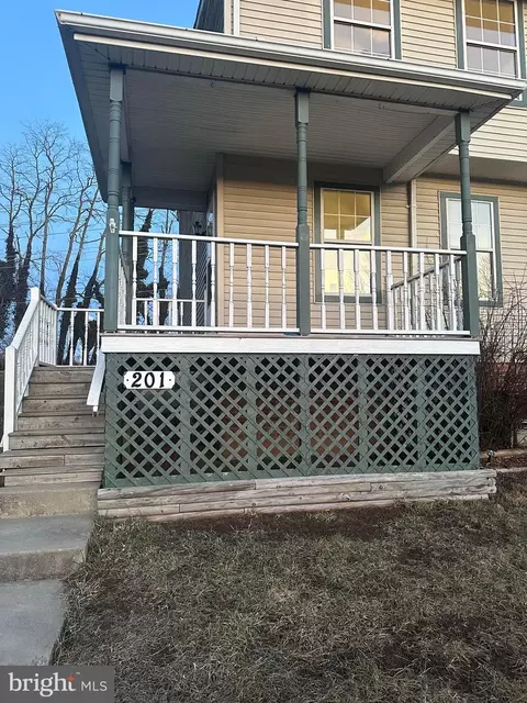 201 Willow Brook Dr, Charles Town, WV 25414