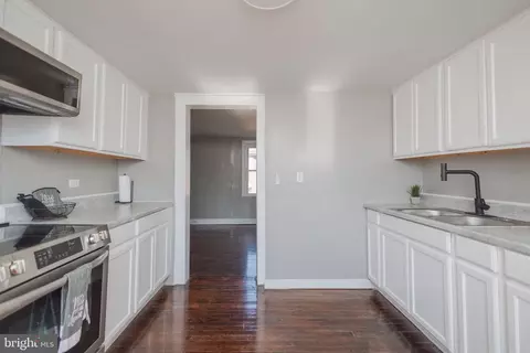 Entry Way - 203 S George St, Ranson, WV 25438 photo 6 of 9