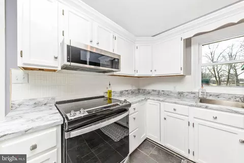 Kitchen - 54 Stony Ln, Ranson, WV 25438 photo 4 of 4