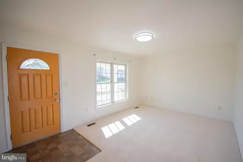 Living - 40 Stiles Way, Ranson, WV 25438 photo 2 of 4