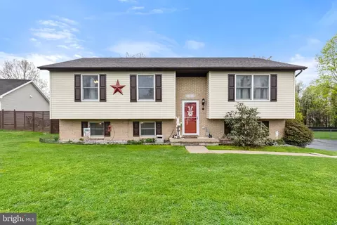 111 Palomino Pl, Charles Town, WV 25414