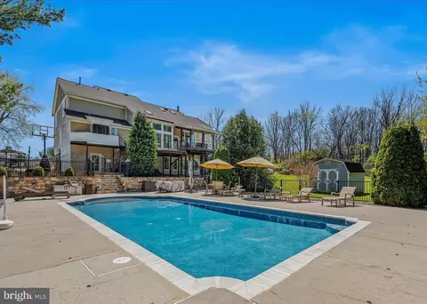 240 W Blakeley Dr W, Charles Town, WV 25414