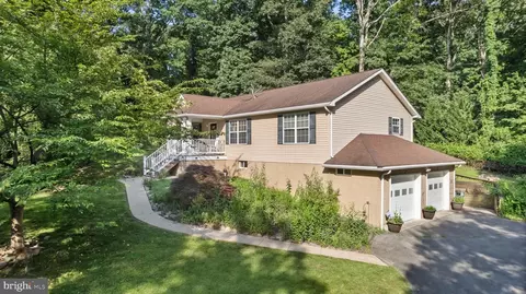 152 Bob White Dr, Harpers Ferry, WV 25425