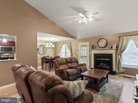Living - 31 Trix Ct, Ranson, WV 25438 photo 2 of 3
