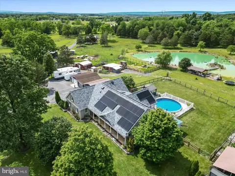373 Thunder Hill Dr, Summit Point, WV 25446