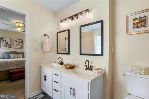 Bath - 462 Oak Lee Dr, Ranson, WV 25438 photo 1 of 4