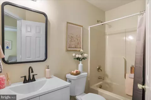 Bath - 462 Oak Lee Dr, Ranson, WV 25438 photo 3 of 4