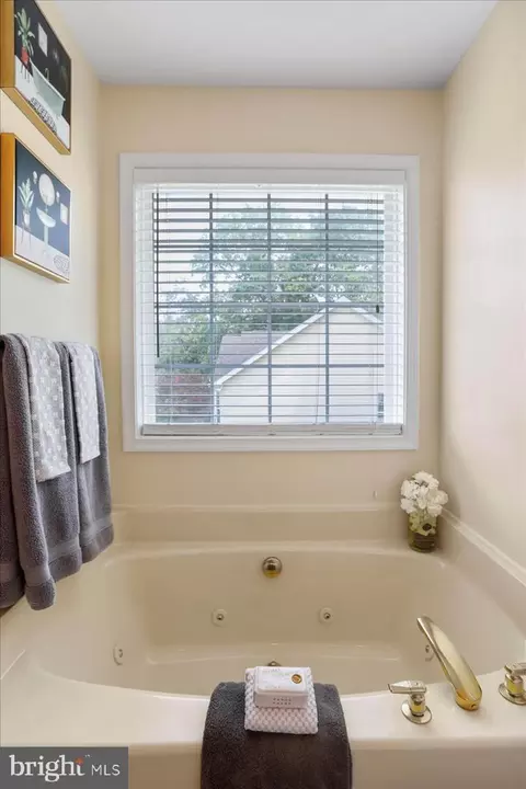 Bath - 462 Oak Lee Dr, Ranson, WV 25438 photo 2 of 4