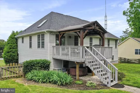 Exterior - 462 Oak Lee Dr, Ranson, WV 25438 photo 2 of 14