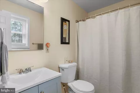 Bath - 462 Oak Lee Dr, Ranson, WV 25438 photo 4 of 4