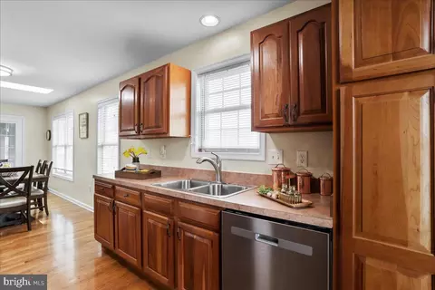 Kitchen - 462 Oak Lee Dr, Ranson, WV 25438 photo 2 of 2