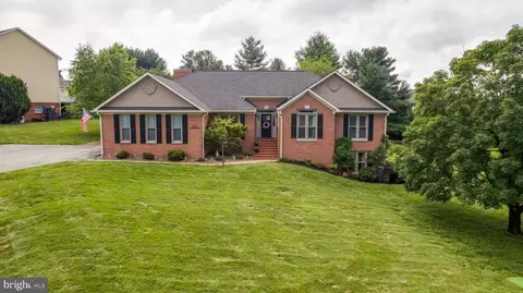 64 Huntfield Ln, Charles Town, WV 25414