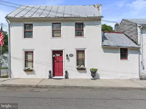 120 S Water St, Charles Town, WV 25414