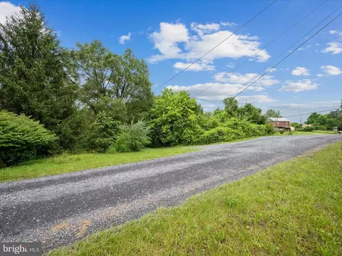 22 No Name Ln, Kearneysville, WV 25430