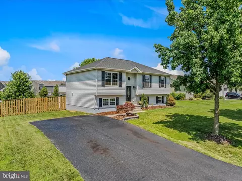904 Oak Lee Dr, Ranson, WV 25438 photo 2