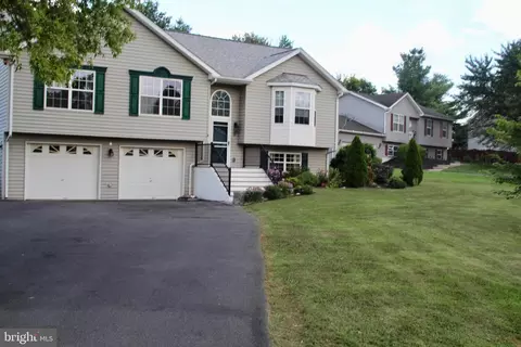 8 Cottontail Dr, Ranson, WV 25438