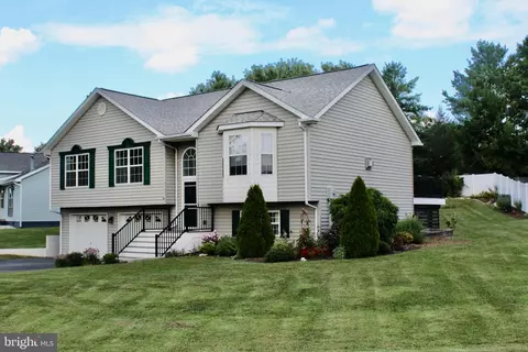 8 Cottontail Dr, Ranson, WV 25438 photo 2