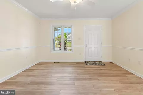 Living - 28 Mopsy Ct, Ranson, WV 25438 photo 5 of 6