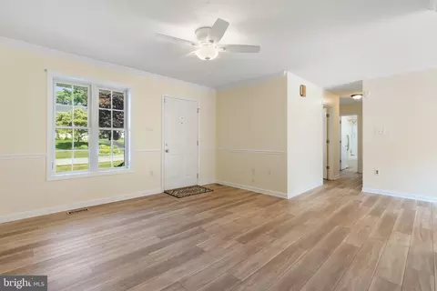 Living - 28 Mopsy Ct, Ranson, WV 25438 photo 4 of 6