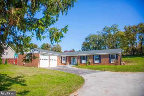 941 S Samuel St, Charles Town, WV 25414