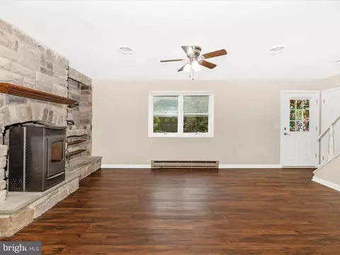 Living - 21 Rock Spring Ln, Shepherdstown, WV 25443 photo 2 of 10