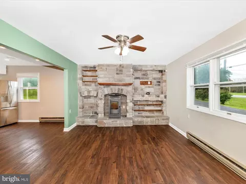 Living - 21 Rock Spring Ln, Shepherdstown, WV 25443 photo 4 of 10