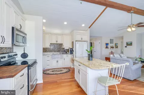 Kitchen - 73 Mcgregor Dr, Ranson, WV 25438 photo 5 of 8