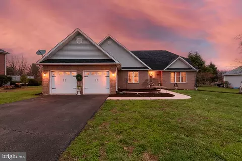 171 St Andrews Dr, Charles Town, WV 25414