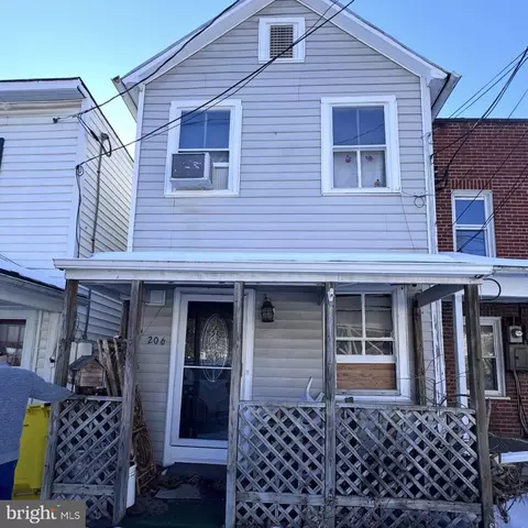 206 N West St, Charles Town, WV 25414