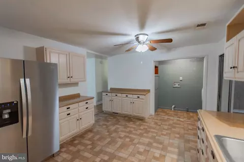 Entry Way - 602 N Reymann St, Ranson, WV 25438 photo 3 of 6