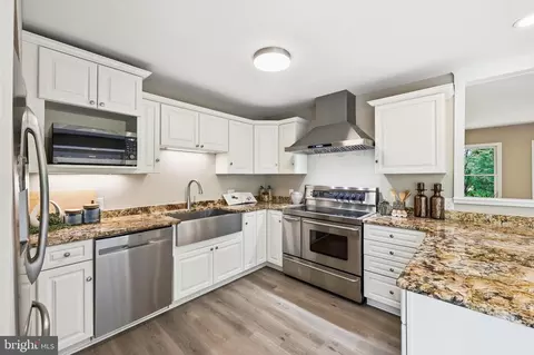 Kitchen - 603 Persimmon Ln, Shepherdstown, WV 25443 photo 3 of 4