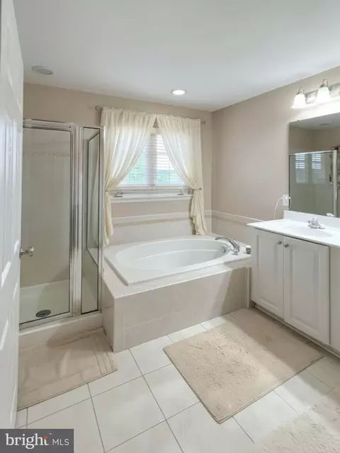 Bath - 29 Baltic Ln, Ranson, WV 25438 photo 2 of 6