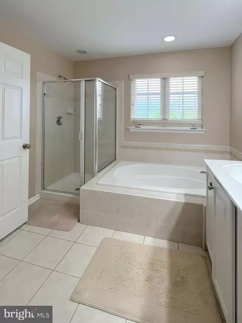 Bath - 29 Baltic Ln, Ranson, WV 25438 photo 3 of 6