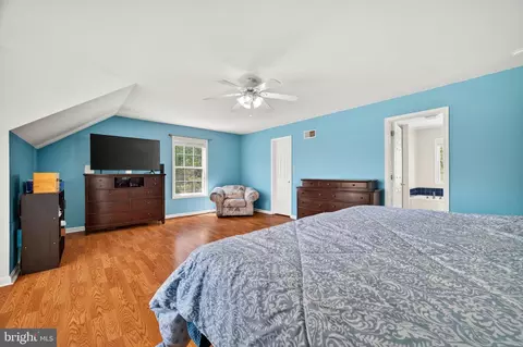 Bedroom - 229 Quail Run Rd, Summit Point, WV 25446 photo 3 of 6