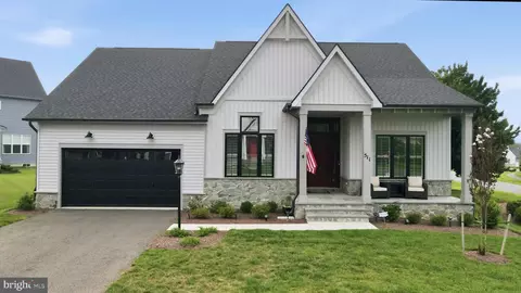 511 Shenandoah Crossing Dr, Charles Town, WV 25414