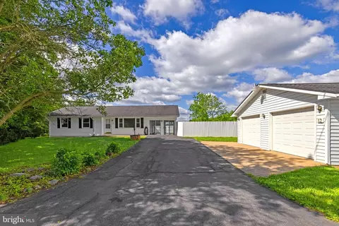 12 Homestead Ln, Ranson, WV 25438