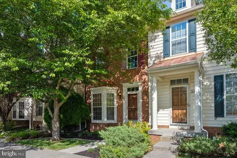 42 Payne St, Charles Town, WV 25414